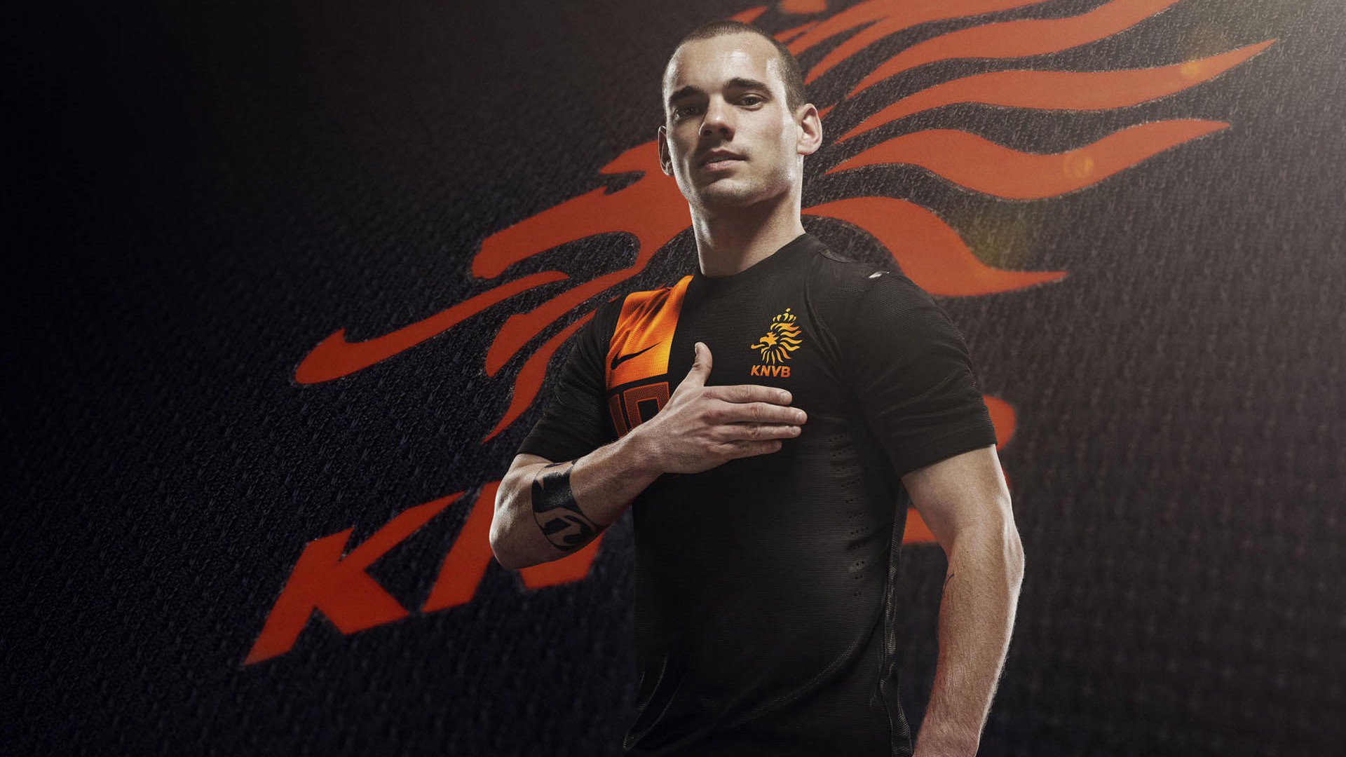 传统龙舟赛古城站 河道两岸鼓声与呐喊声此起彼伏